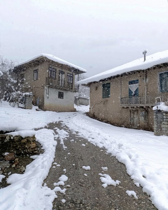 زمستان در ارتفاعات گیلان در کنار خانه‌های سنتی