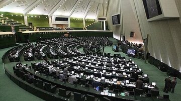 روزنامه خواندن و قرآن خواندن دو نماینده مجلس در زمان استیضاح همتی+ تصاویر