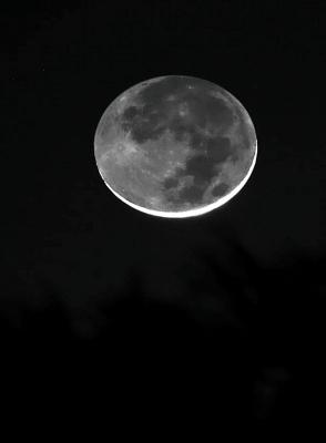تصویری از هلال و بخش تاریک ماه 
