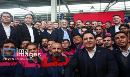 نماز جماعت خواندن پزشکیان درکنار کارگران یک کارگاه در جنوب شرق تهران+ تصاویر
