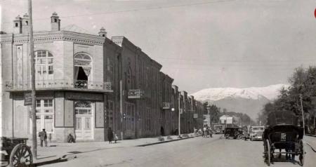 قابی از مسافرخانه فردوسی در خیابان خاکی فردوسی سال ۱۳۱۴ خورشیدی