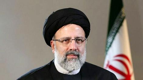 عکسی از شهید رئیسی در آخرین تحویل سال زندگیش در حال عرض سلام به محضر امام رضا (ع)