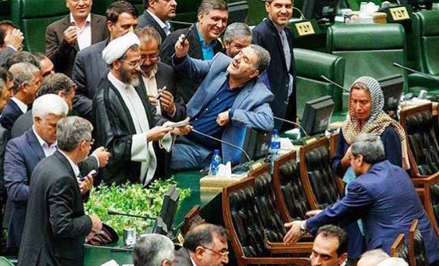 واکنش مجری شبکه خبر به سلفی نماینده مجلس با موگرینی! + عکس