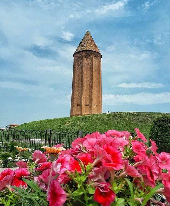 برج گنبد قابوس در آغوش گل‌های بهاری