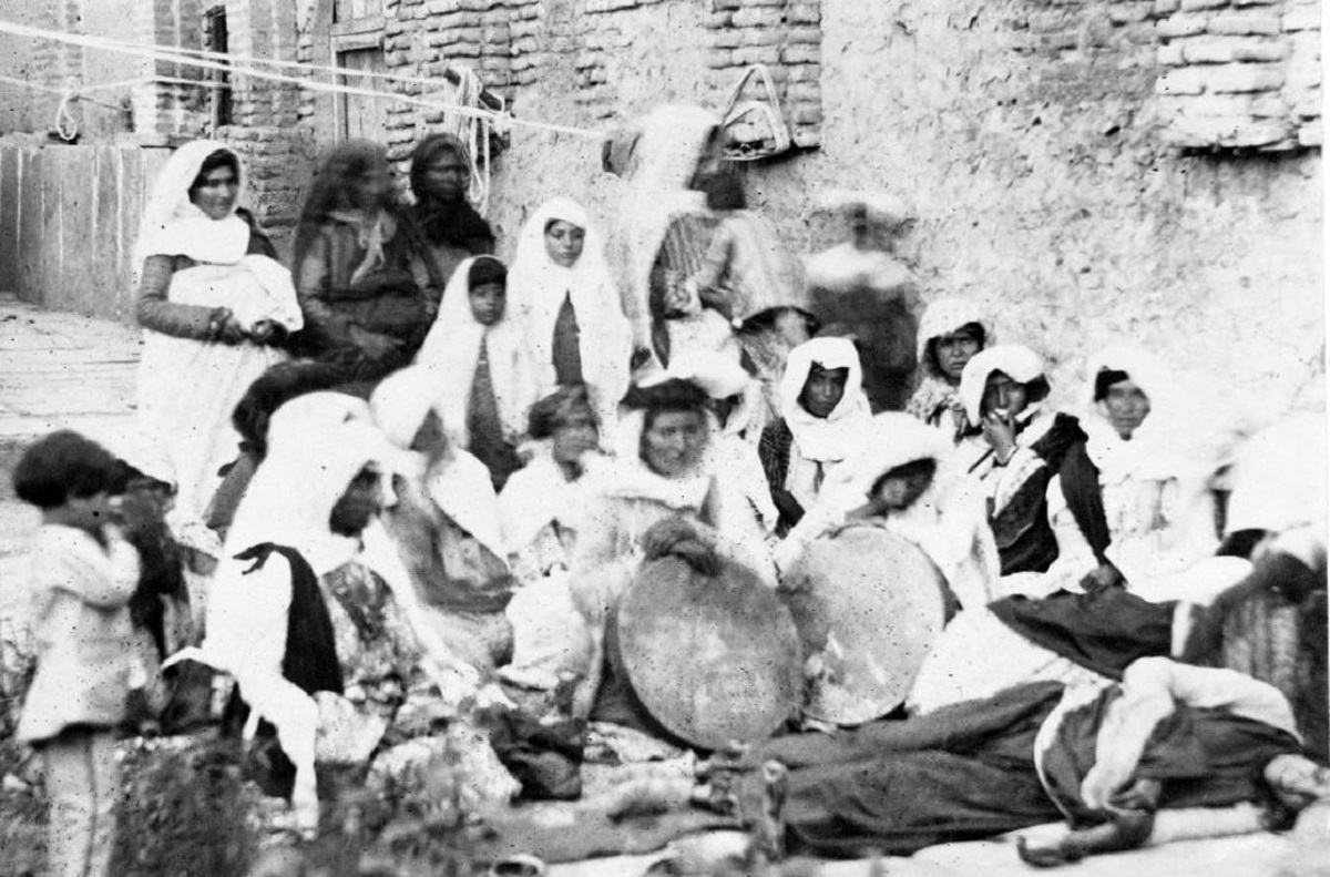 عکسی قدیمی از زنان صوفی در ساوجبلاغ حدود 150 سال پیش در دوره قاجار عکسی قدیمی از زنان صوفی در ساوجبلاغ حدود 150 سال پیش در دوره قاجار