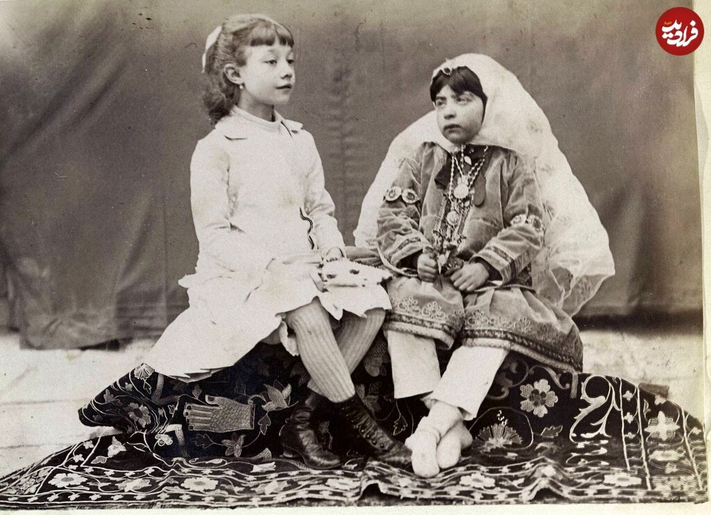 عکس یادگاری یک دختر ایرانی و یک دختر اروپایی در دوره قاجار