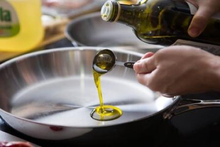 زیان مصرف روغن زیتون که تا به حال کسی درباره آن به شما چیزی نگفته است