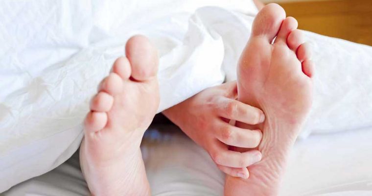 علت گرفتگی شبانه پا چیست و چطور درمان می‌شود؟