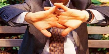 شکستن قولنج باعث آرتروز می‌شود؟ /قولنج شکستن برای این افراد ممنوع 
