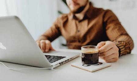 ۱۲ روش علمی برای رفع خواب آلودگی و افزایش انرژی بدون قهوه