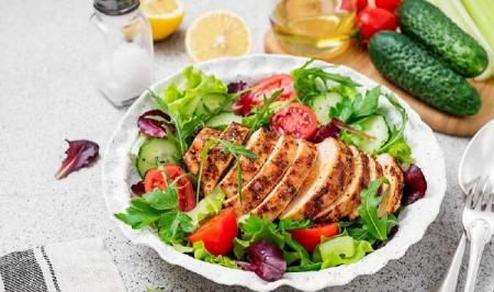 اشتباهی رایج که در هنگام غذا خوردن مرتکب می‌شویم