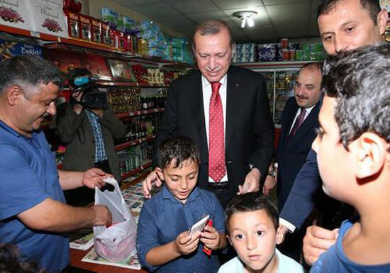 اردوغان در حال خرید از بقالی + عکس