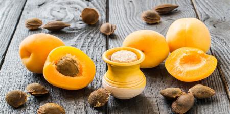 هسته این میوه تابستانی سرشار از  اسیدهای چرب امگا  و تیامین است