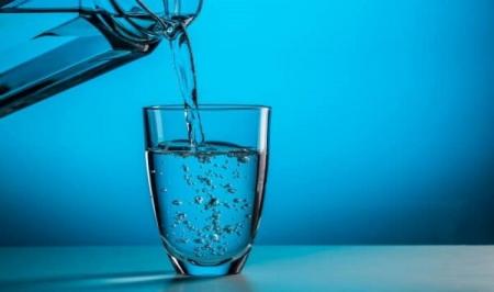 چرا نوشیدن یک لیوان آب نیم ساعت قبل از غذا خوردن توصیه می‌شود؟
