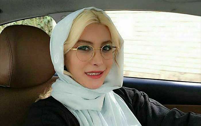 تیپ و پوشش متفاوت فریبا نادری در ماشین لوکسش + عکس