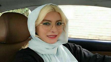 تیپ و پوشش متفاوت فریبا نادری در ماشین لوکسش + عکس