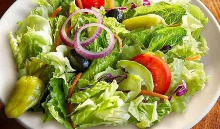 این افراد سالاد را در پیش غذا یا هنگام غذا خوردن میل کنند