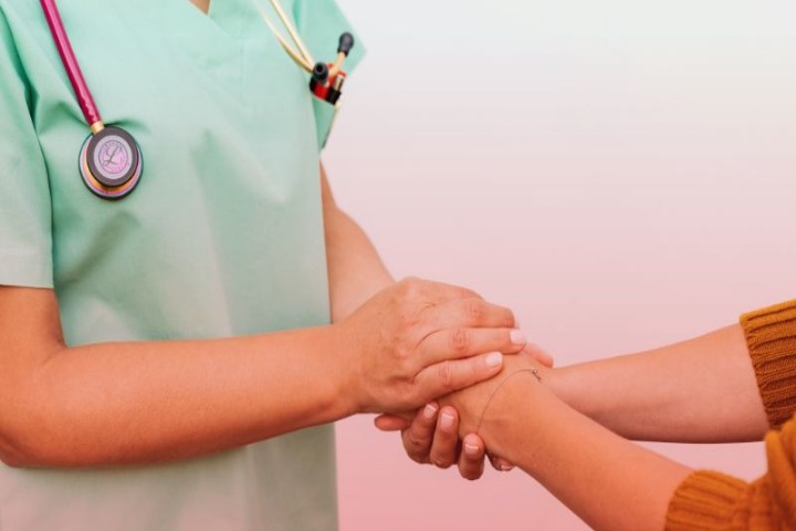 برای درمان شقاق مقعدی به چه دکتری مراجعه کنیم؟