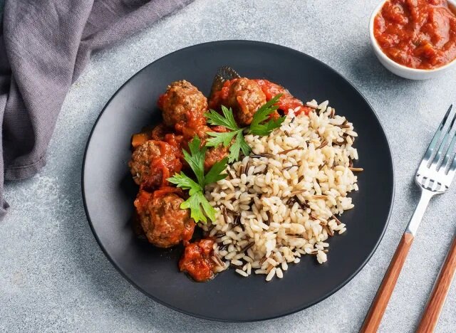 بررسی علمی یک باور: برنج قهوهای مفیدتر از برنج سفید است؟ + جدول تغذیه ای هر پیمانه برنج سفید و قهوه ای