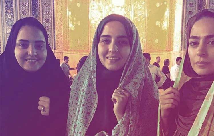 تیپ متفاوت نرگس محمدی در یک مکان مقدس‌ + عکس