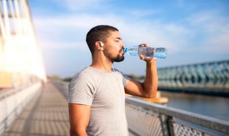 چطور با نوشیدن آب وزن کم کنیم؟