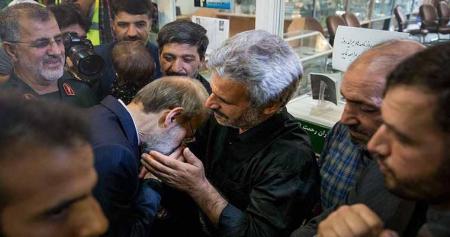 بوسه علی لاریجانی بر دستان پدر شهید حججی + عکس