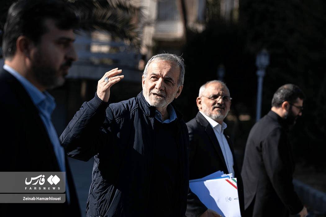  ژست‌های پزشکیان در حیاط دولت قبل از عزیمت به سفر استانی+ تصاویر