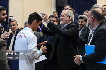 هدیه ویژه علیدوستی به پزشکیان+ عکس