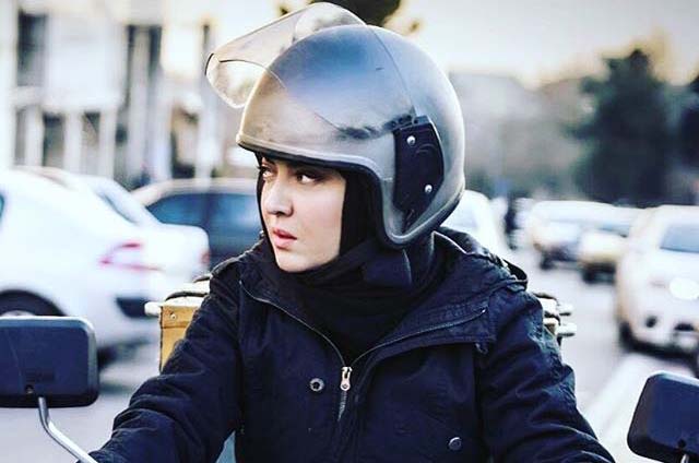 موتورسواری نیکی کریمی در خیابان! + عکس