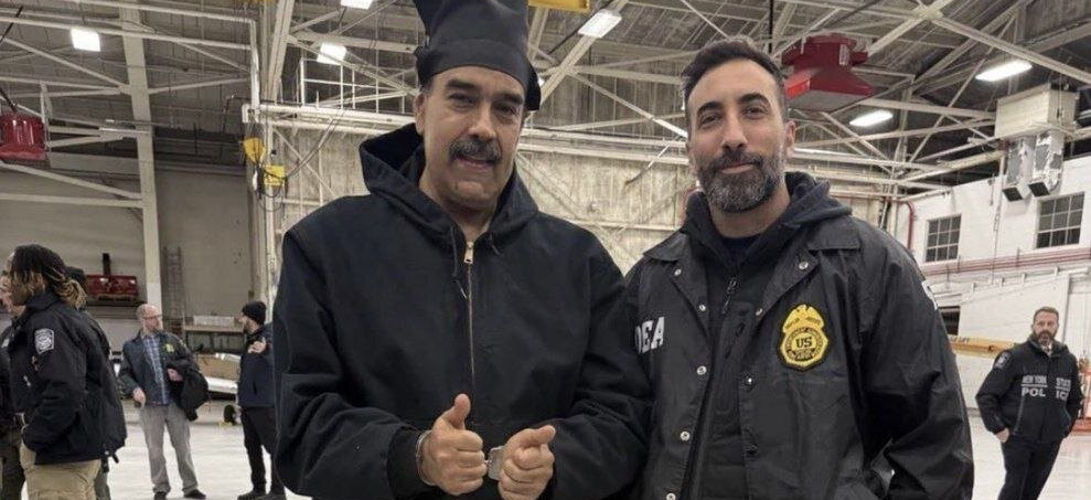 ژست عجیب مادورو در کنار مامور امنیتی در آمریکا پس از دستگیری+عکس