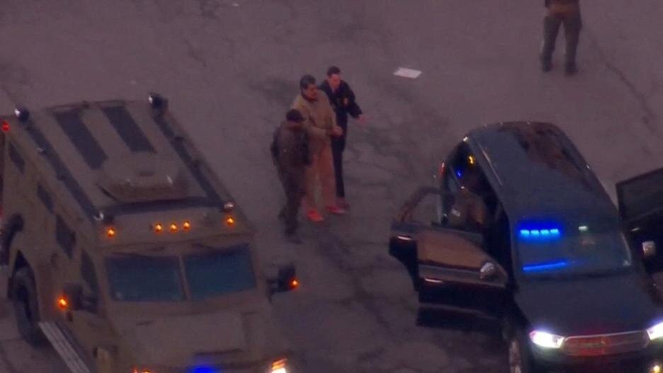 تصویر جدید از انتقال نیکولاس مادورو به دادگاه در نیویورک با لباس زندان+ عکس