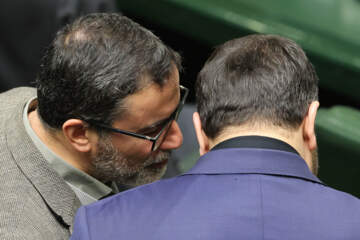 حرف‌های درگوشی‌ نمایندگان مجلس+ عکس