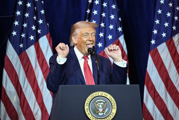  ژست عجیب ترامپ در یک سخنرانی که پر سر و صدا شد