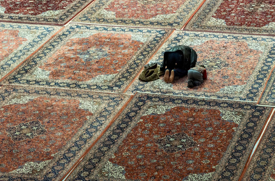 تصویر پدر و پسری که در حرم شاهچراغ شیراز ثبت شد