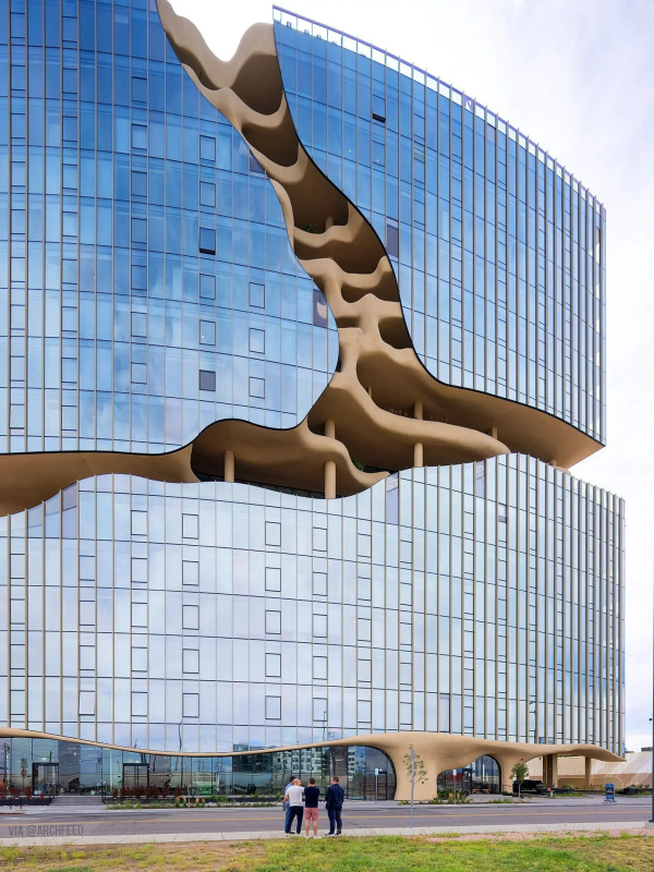 معماری بی نظیر یک دره وسط شهر!+ عکس