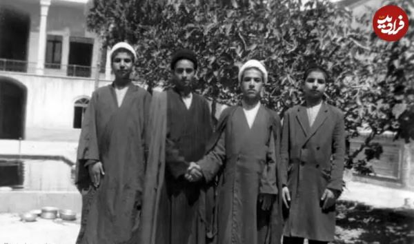 عکسی جالب از حسن روحانی در  در ۱۴ سالگی کنار دوستانش در حوزه