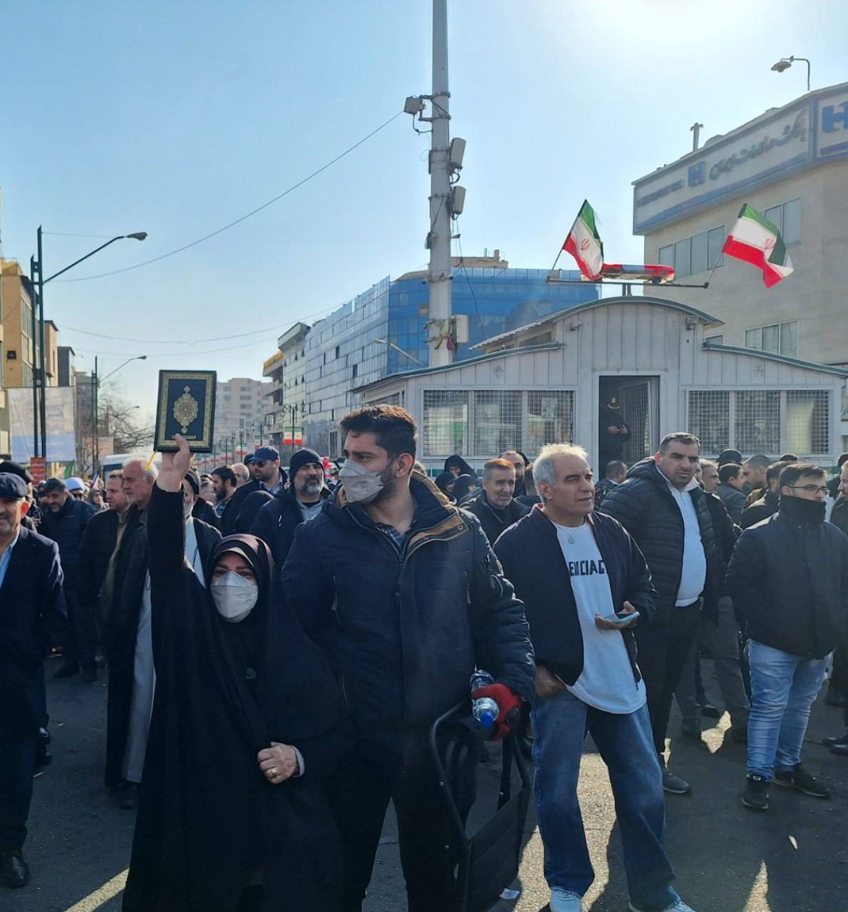 حضور برخی تهرانی ها با قرآن در تجمع میدان انقلاب