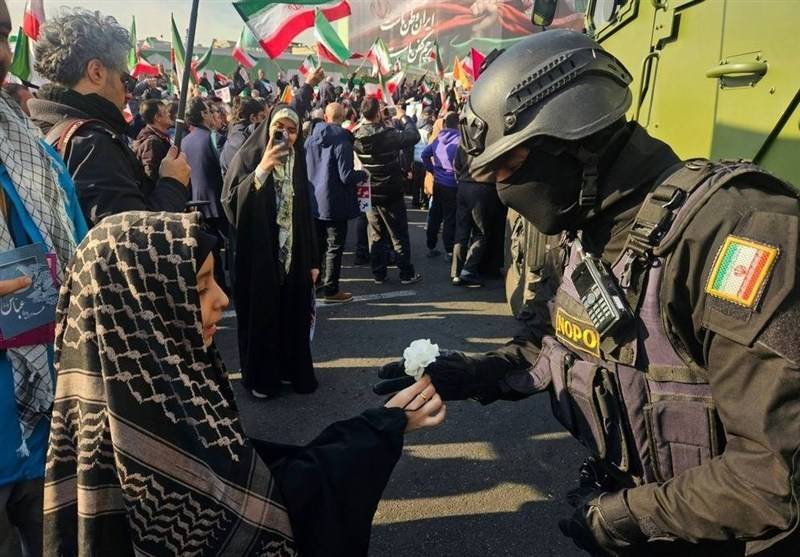 قدردانی مردم تهران از نیروهای حافظ امنیت با اهدای گل 