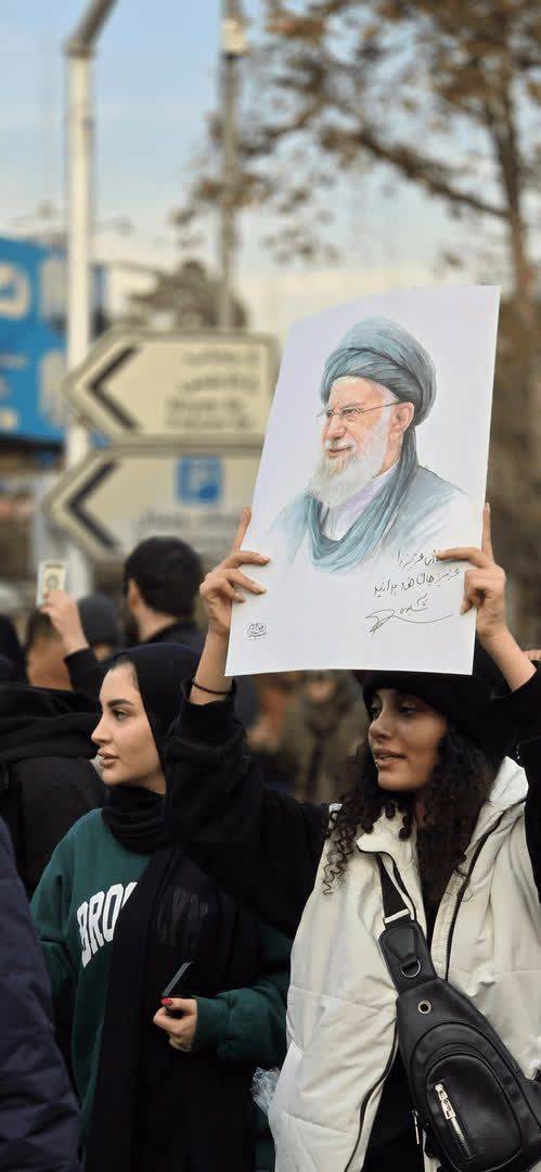 تصویر رهبر انقلاب در دستان دختران ایران