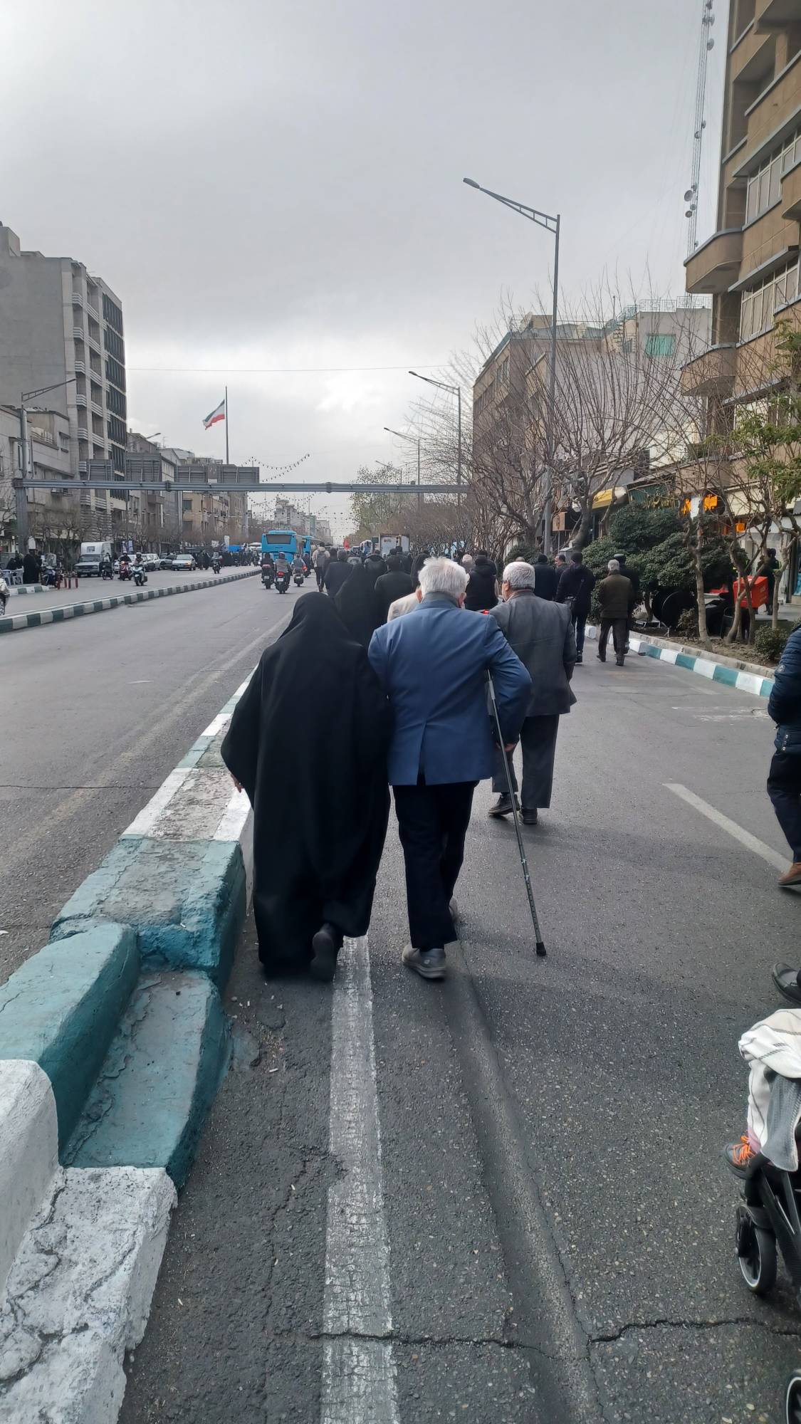 پیرمرد و پیرزنی که با عصا به استقبال شهدا آمدند