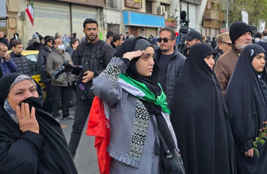 ادای احترام نظامی یک بانو به شهدای مقاومت ملی