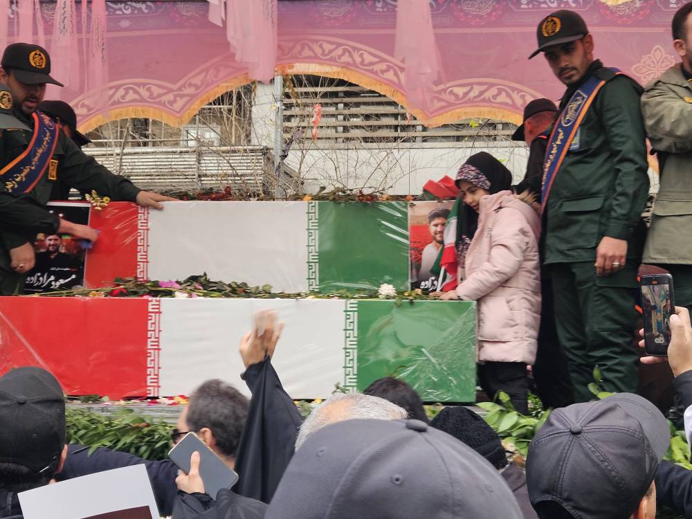 تصویر جانسوز از مراسم تشییع شهدا که ثابت می‌کند دخترها بابایی‌اند