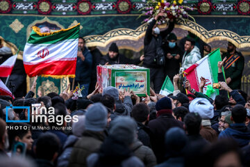 از خوابیدن در کف خیابان تا پوشیدن کفن در مراسم تشیع شهدای اغتشاشات+ تصاویر