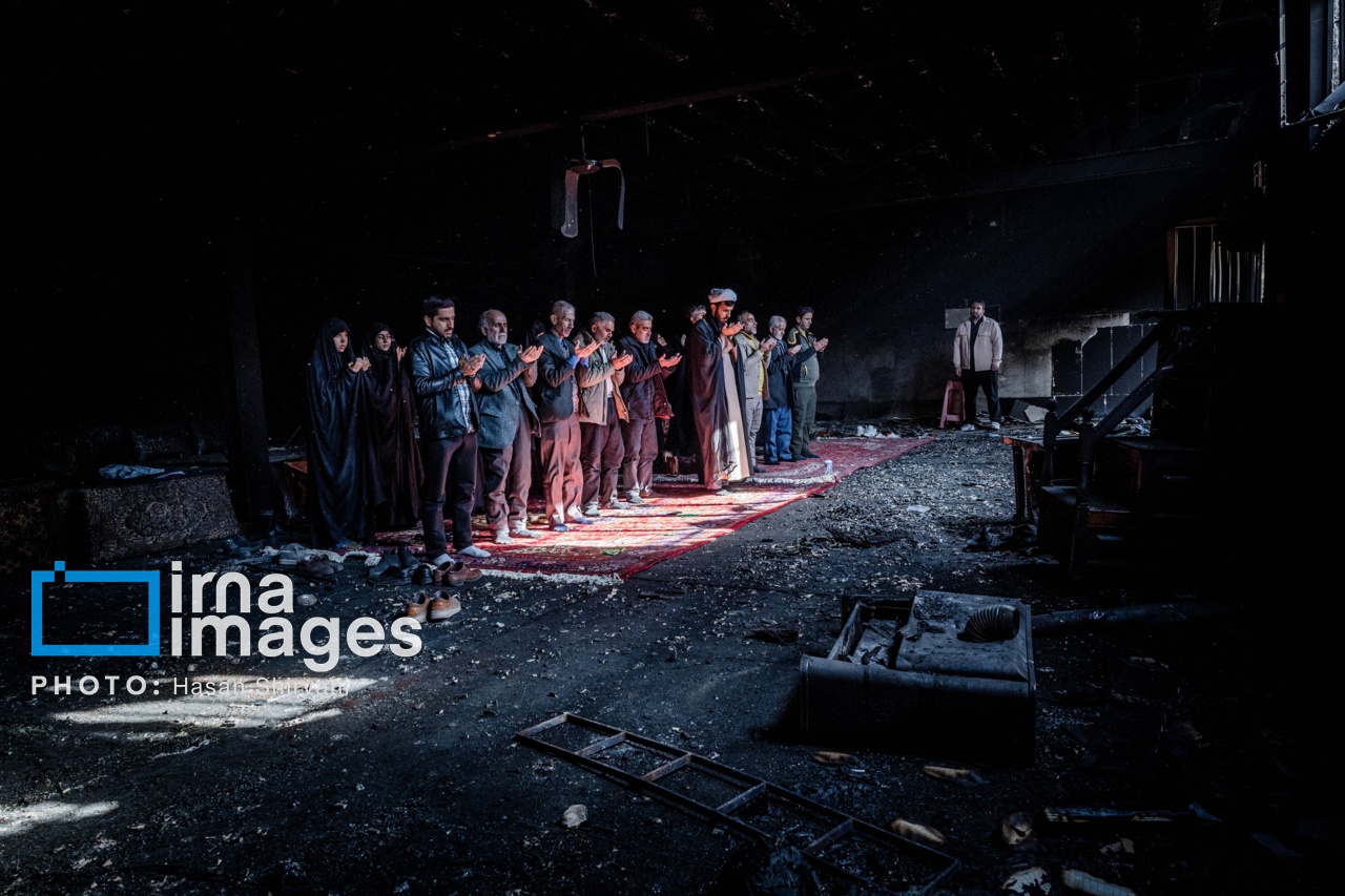 تصویر/ سجده مردم بر مسجد سوخته