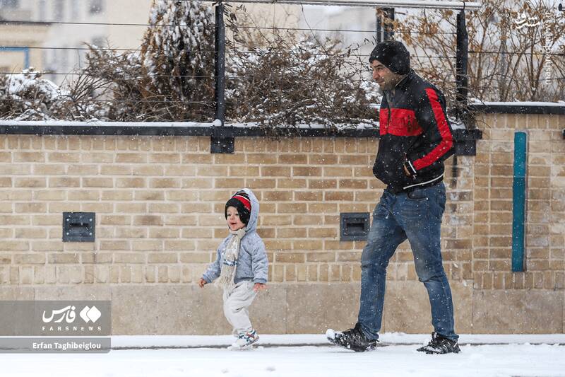 بارش برف مردم زنجان را خوشحال کرد