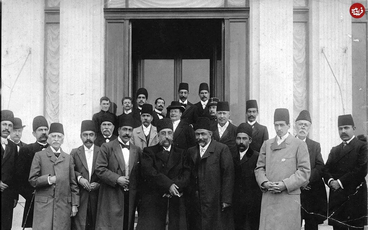 عکس: مظفرالدین شاه و عده‌ای از درباریان در سفر اروپا