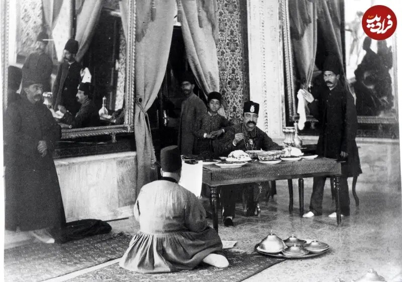 ناصرالدین‌شاه در حال پلوخوری و گوش دادن به صحبت‌های درباریان