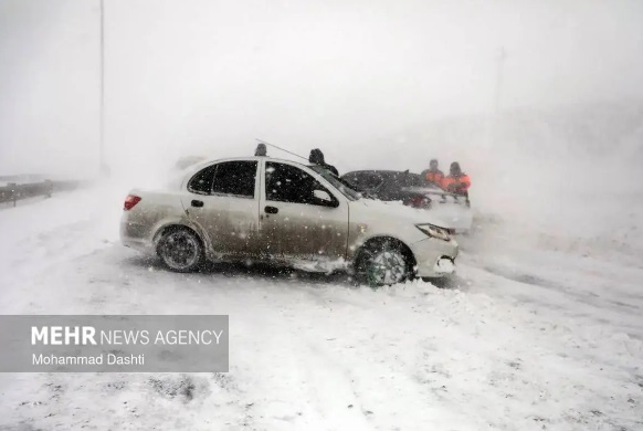 گیر کردن خودروها در برف و کولاک جاده اردبیل