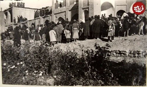  ازدحام تماشاچی‌ها در مراسم عروسی «بی‌بی خاور» دختر خان ایل بختیاری در ۱۰۲ سال قبل+ عکس