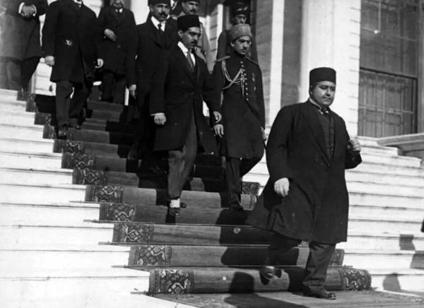  احمدشاه قاجار در آغاز سفر اول خود به اروپا، در استانبول+ عکس